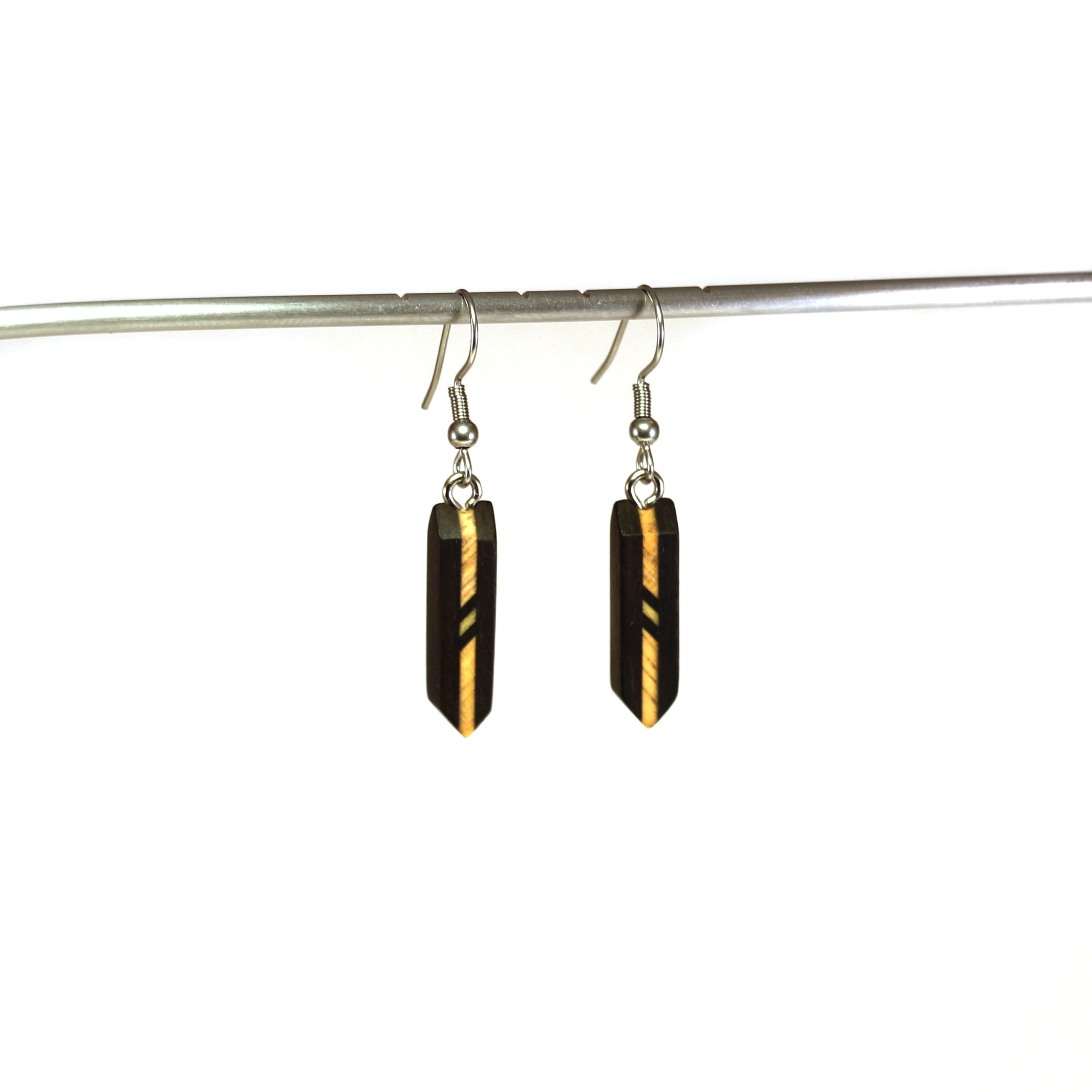arka_creations_bijoux_en_bois_boucles_doreilles_marqueterie_argent_noirblancligne_2 Boucles d'Oreilles en Bois Noires & Blanches