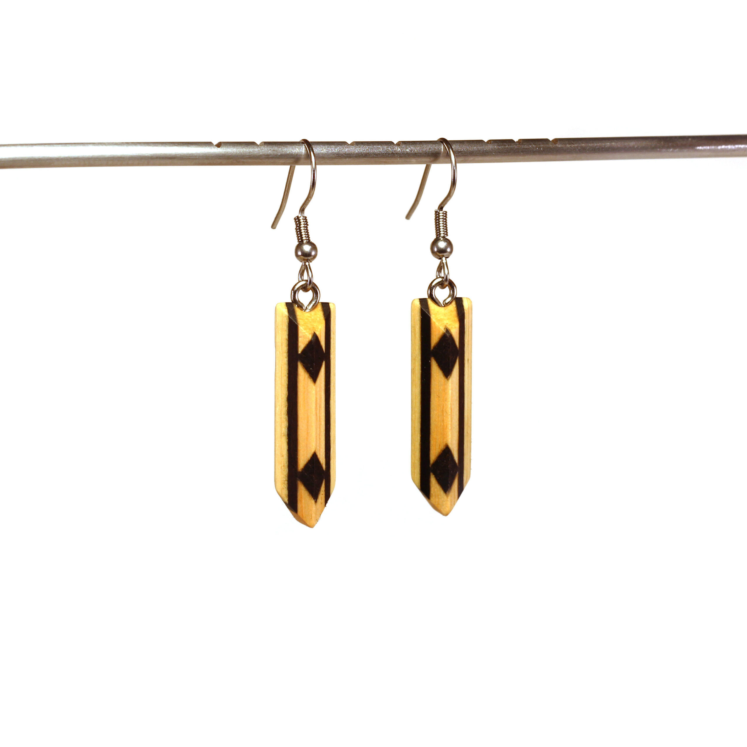 arka_creations_bijoux_en_bois_boucles_doreilles_marqueterie_argent_noirblanclosange_2 Boucles d'Oreilles Noires & Blanches