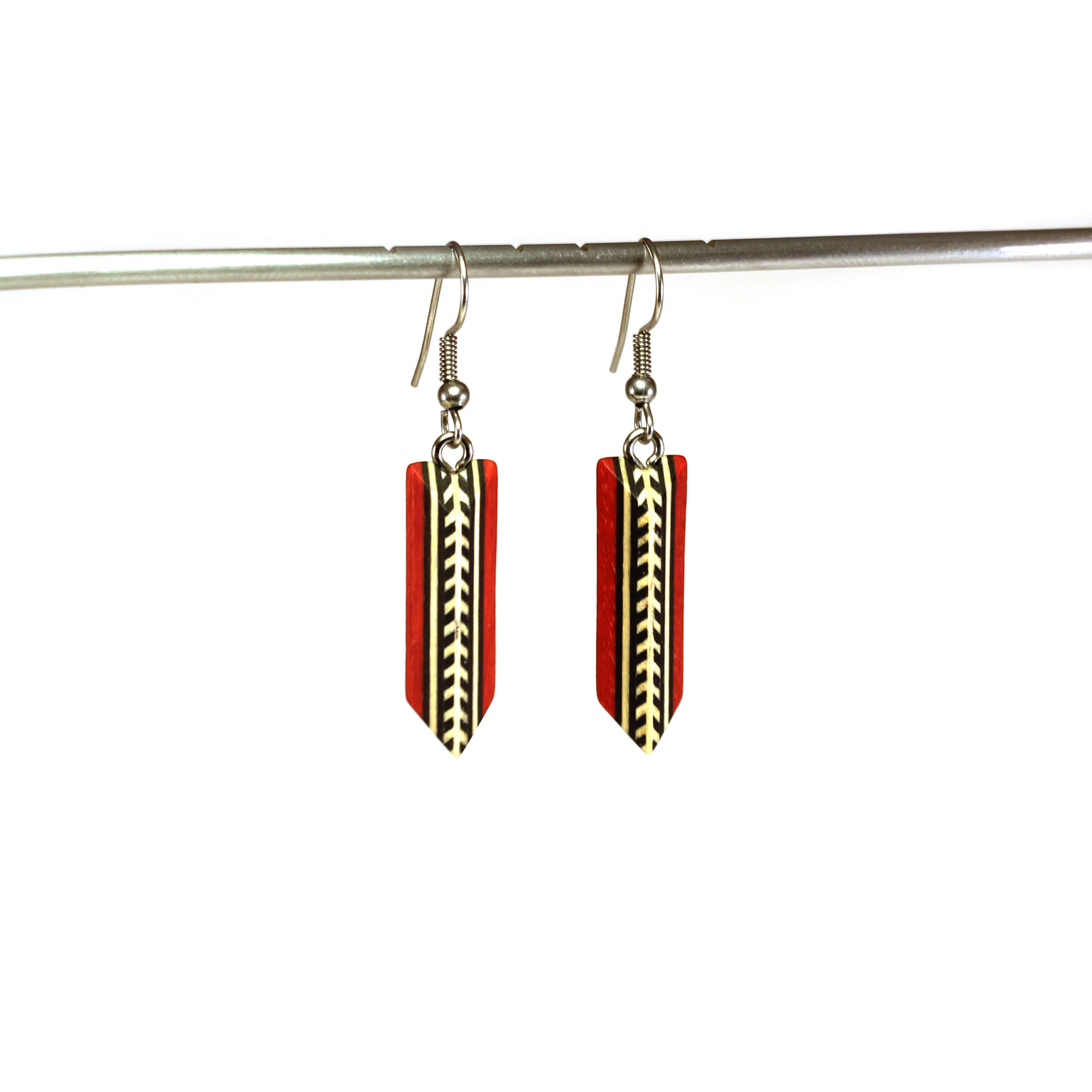 arka_creations_bijoux_en_bois_boucles_doreilles_marqueterie_argent_rougefleche_2 Boucles d'Oreilles Rouges et Noires