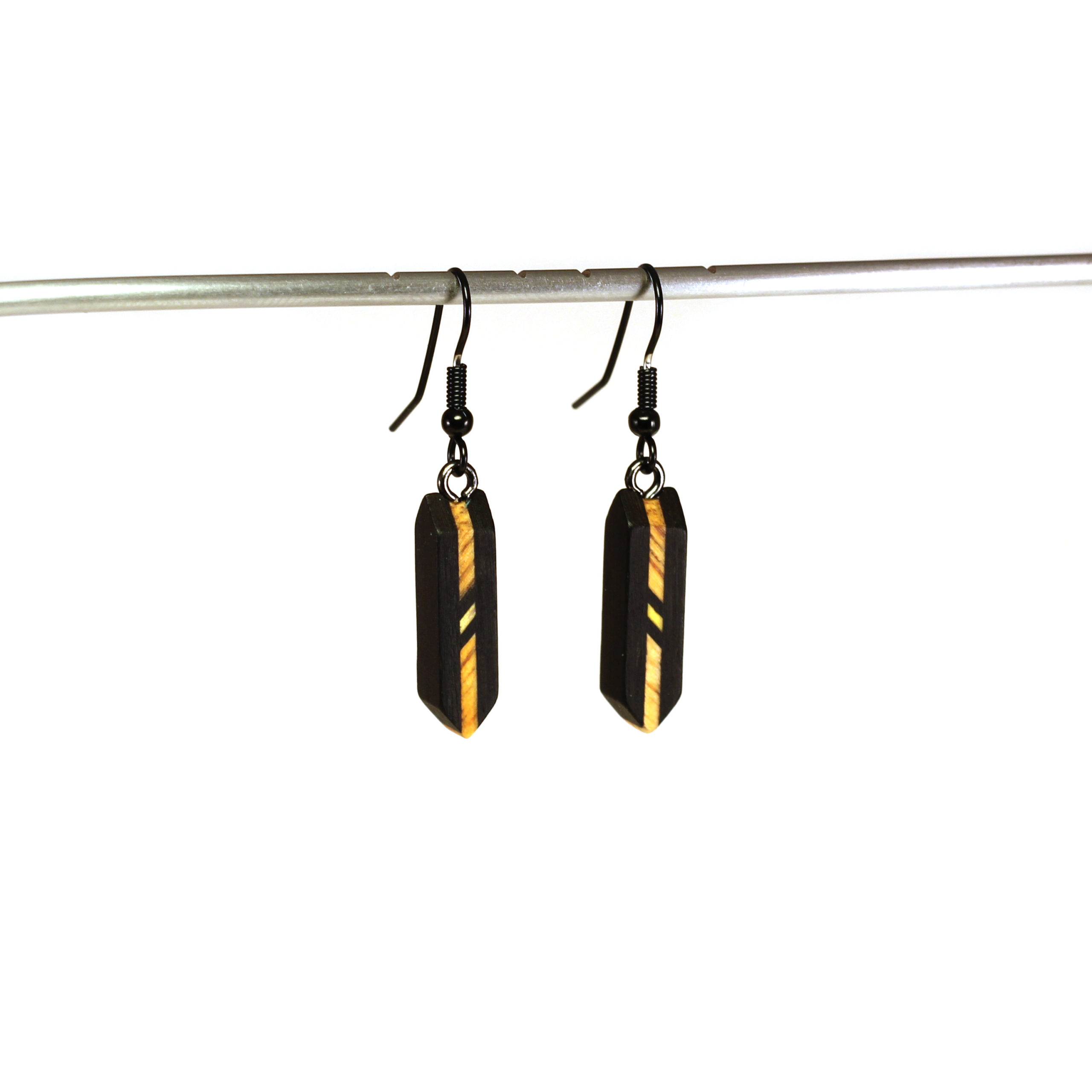 arka_creations_bijoux_en_bois_boucles_doreilles_marqueterie_noir_noirblancligne_2 Boucles d'Oreilles en Bois Noires & Blanches