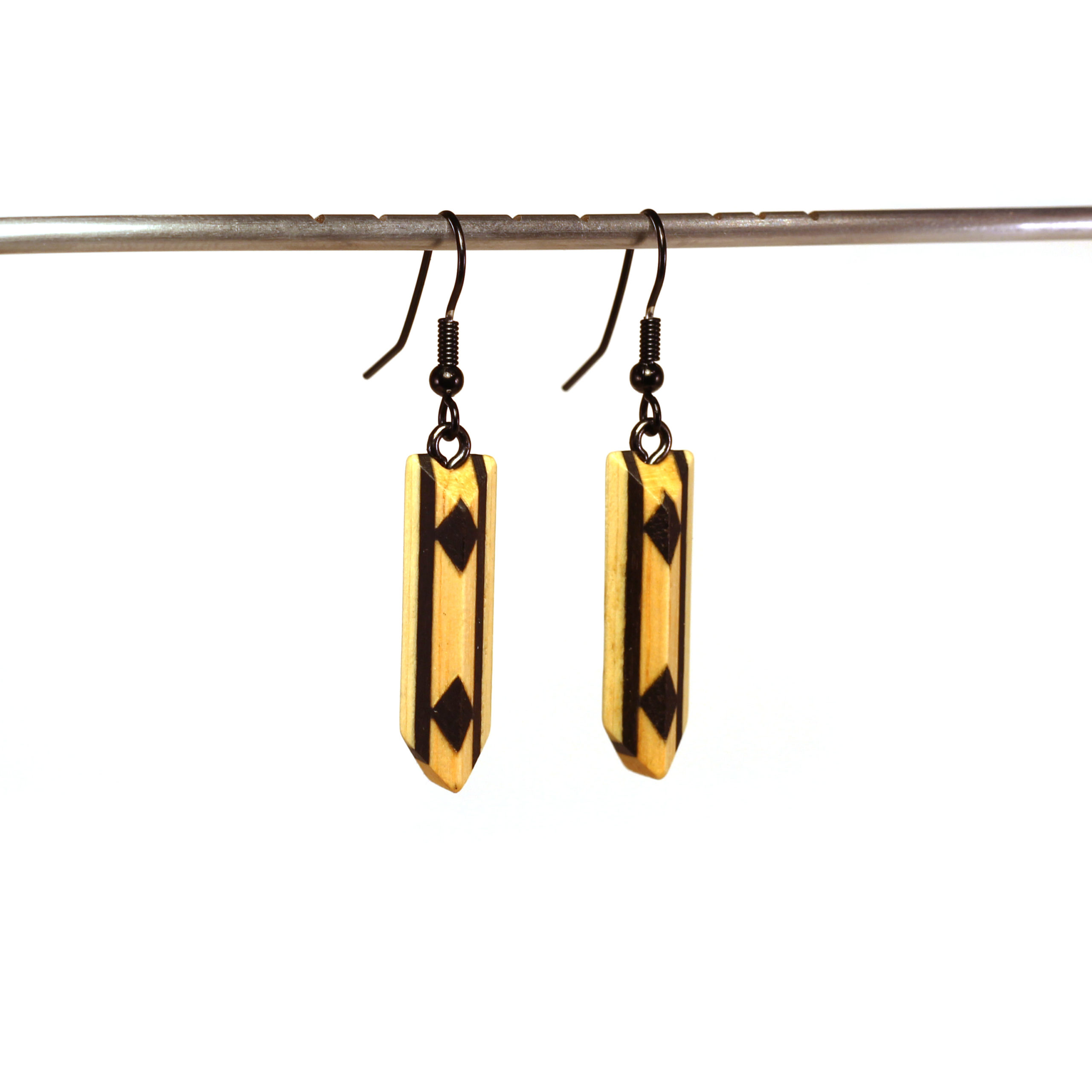 arka_creations_bijoux_en_bois_boucles_doreilles_marqueterie_noir_noirblanclosange_2 Boucles d'Oreilles Noires & Blanches