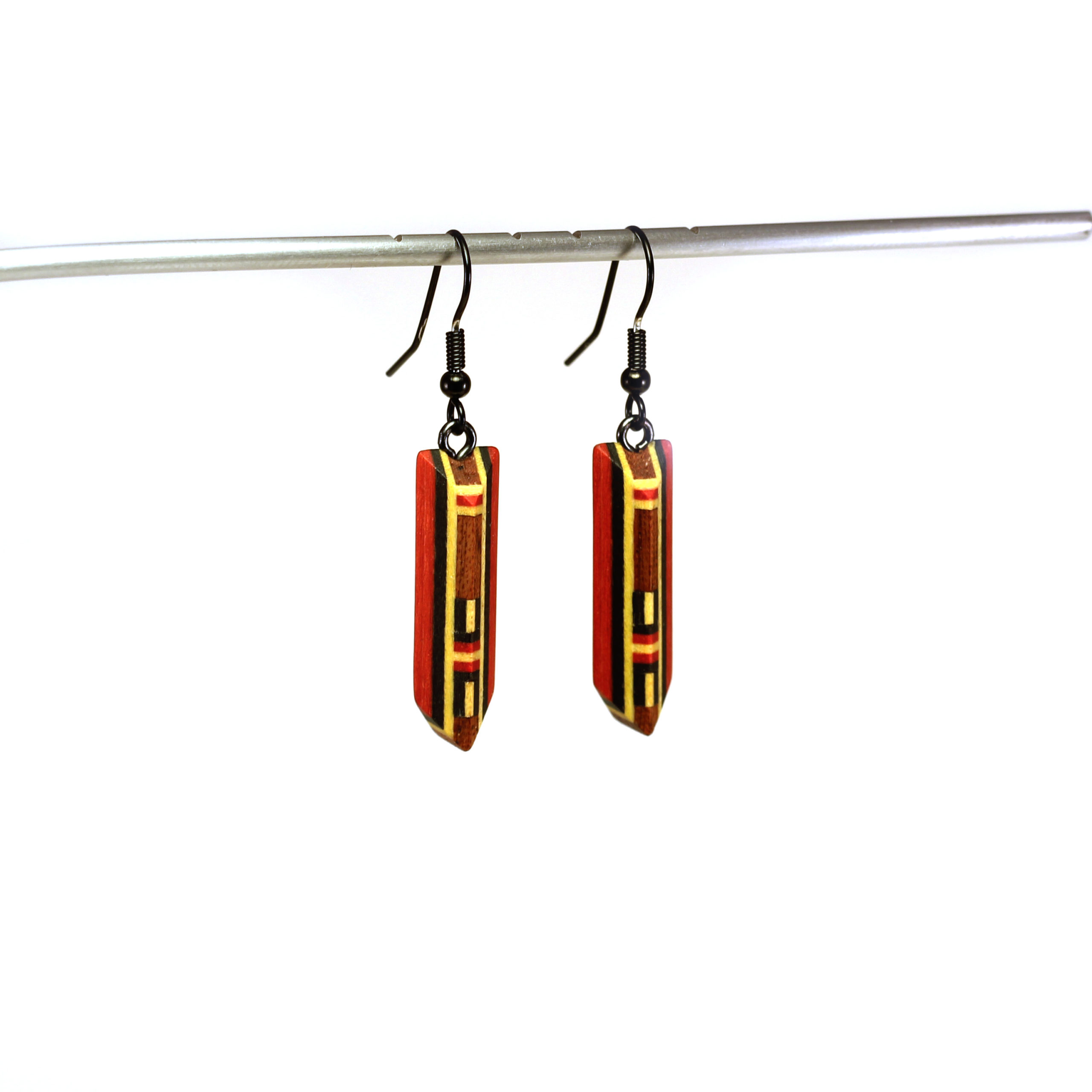 arka_creations_bijoux_en_bois_boucles_doreilles_marqueterie_noir_rougeboisjaune_2 Boucles d'Oreilles en Bois