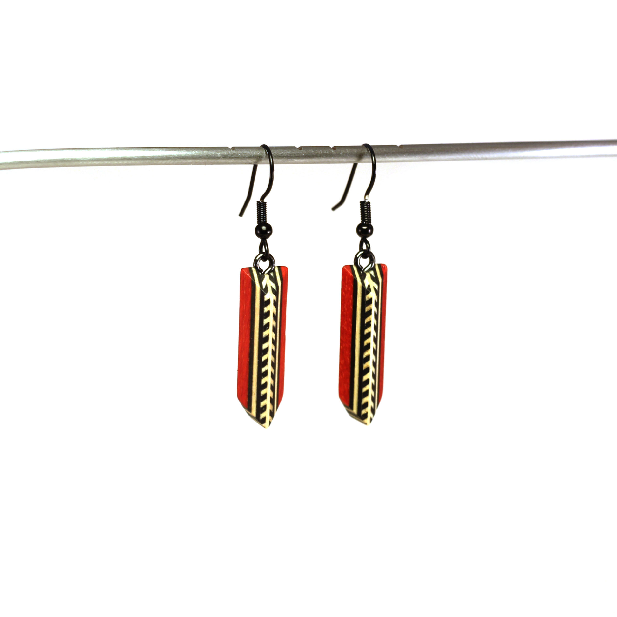 arka_creations_bijoux_en_bois_boucles_doreilles_marqueterie_noir_rougefleche_2 Boucles d'Oreilles Rouges et Noires