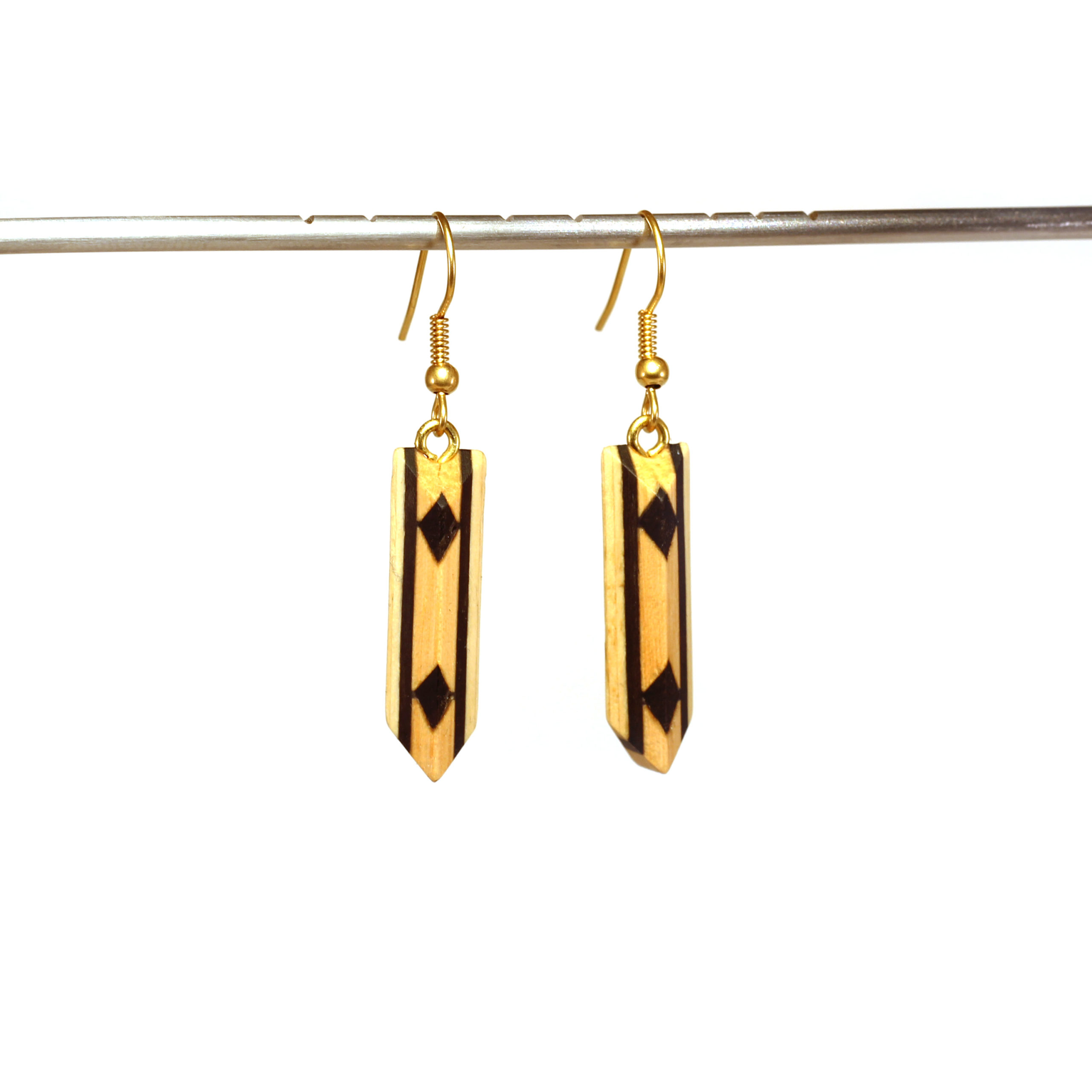 arka_creations_bijoux_en_bois_boucles_doreilles_marqueterie_or_noirblanclosange_2 Boucles d'Oreilles Noires & Blanches