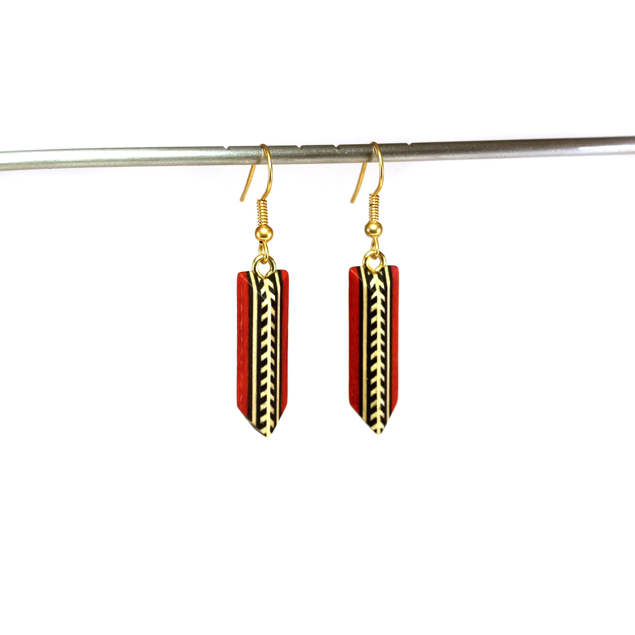 arka_creations_bijoux_en_bois_boucles_doreilles_marqueterie_or_rougefleche_2 Boucles d'Oreilles Rouges et Noires