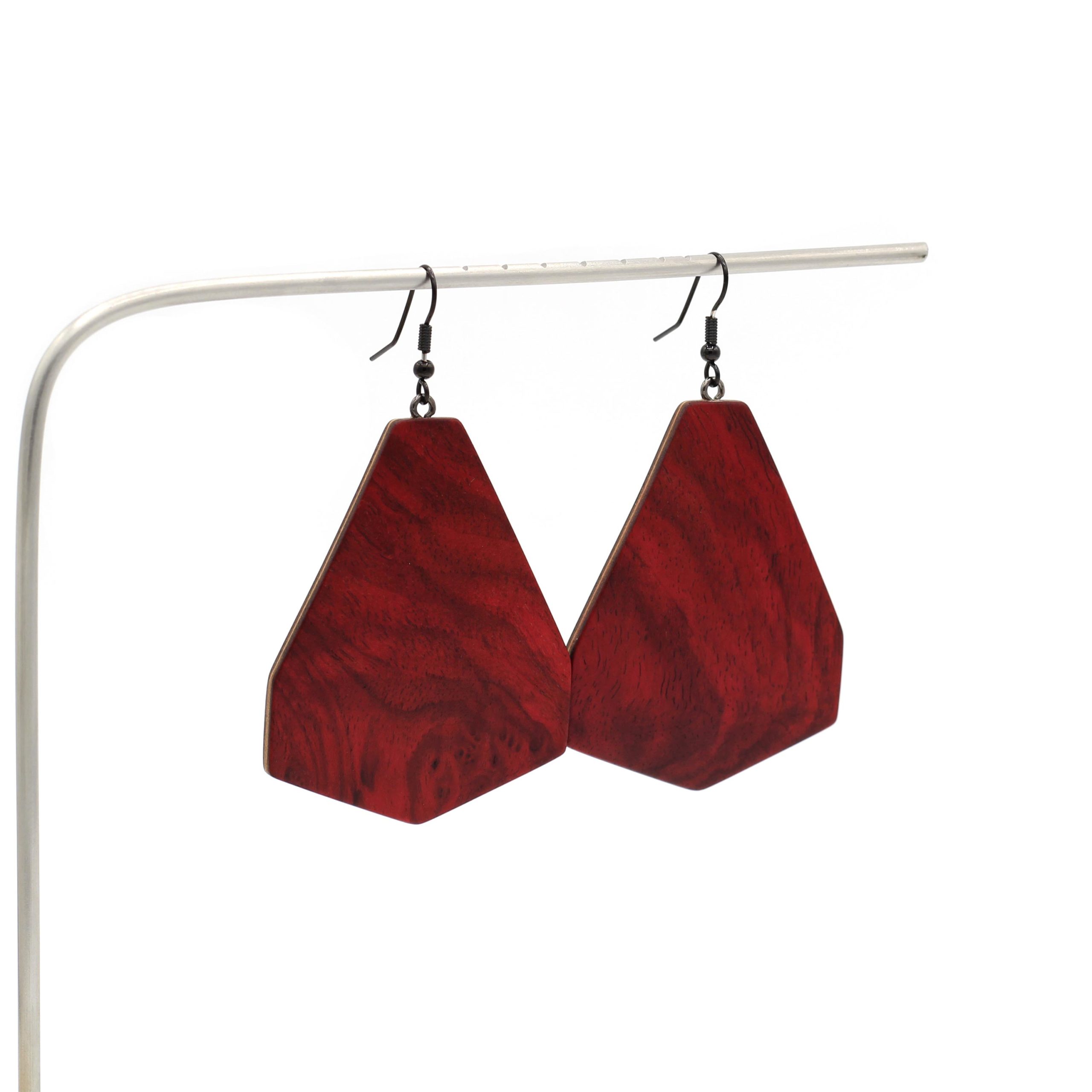 arka_creations_bijoux_en_bois_boucles_doreilles_np5_loupe_de_noyer_rouge_2 Boucles d'Oreilles en Bois Rouge