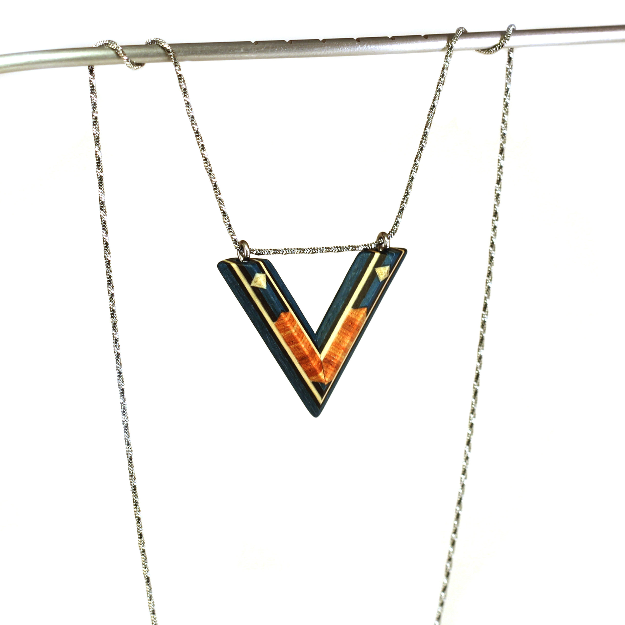 arka_creations_bijoux_en_bois_collier_v_marqueterie_argent_bleu_v1_2 Collier Pendentif Bleu