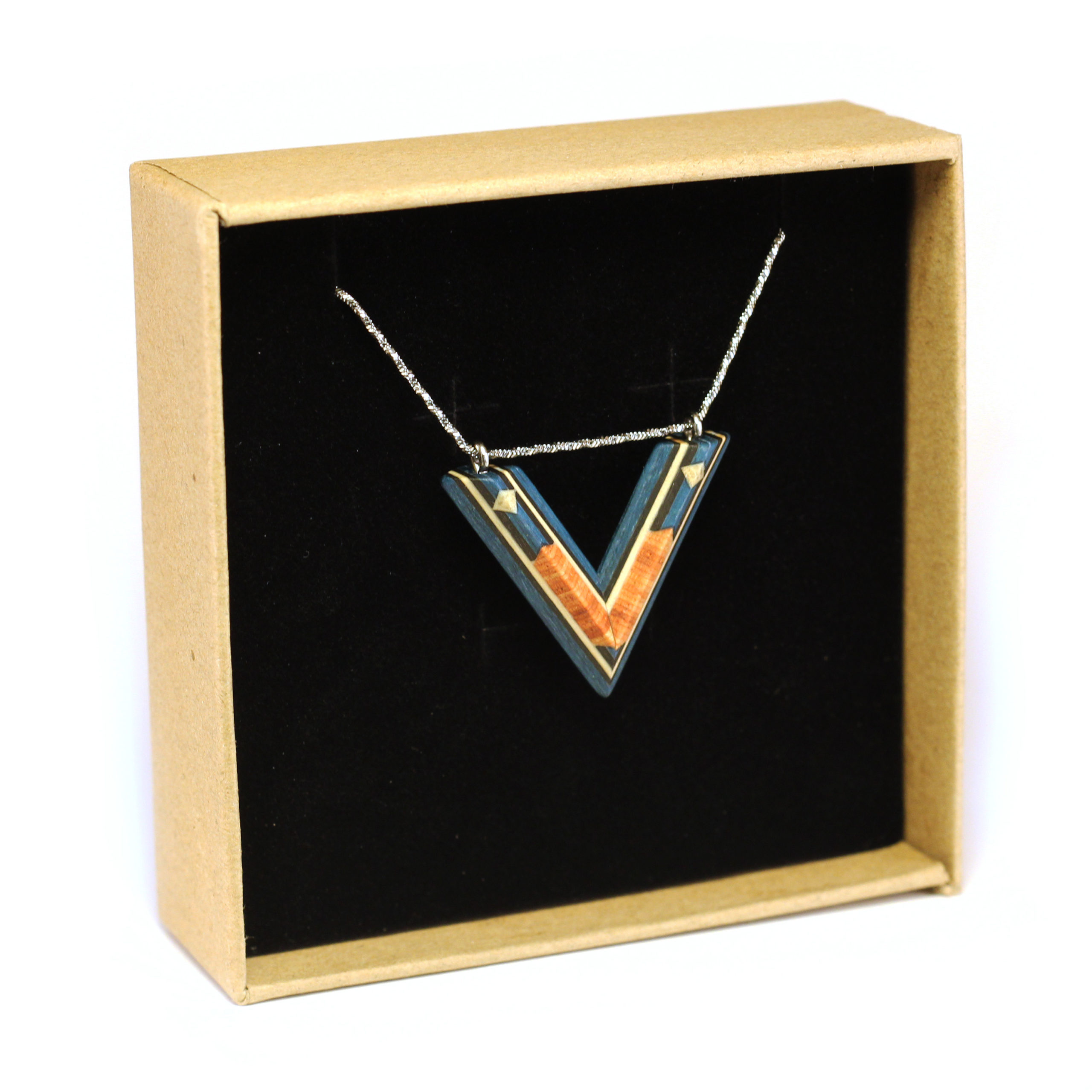 arka_creations_bijoux_en_bois_collier_v_marqueterie_argent_bleu_v1_3 Collier Pendentif Bleu