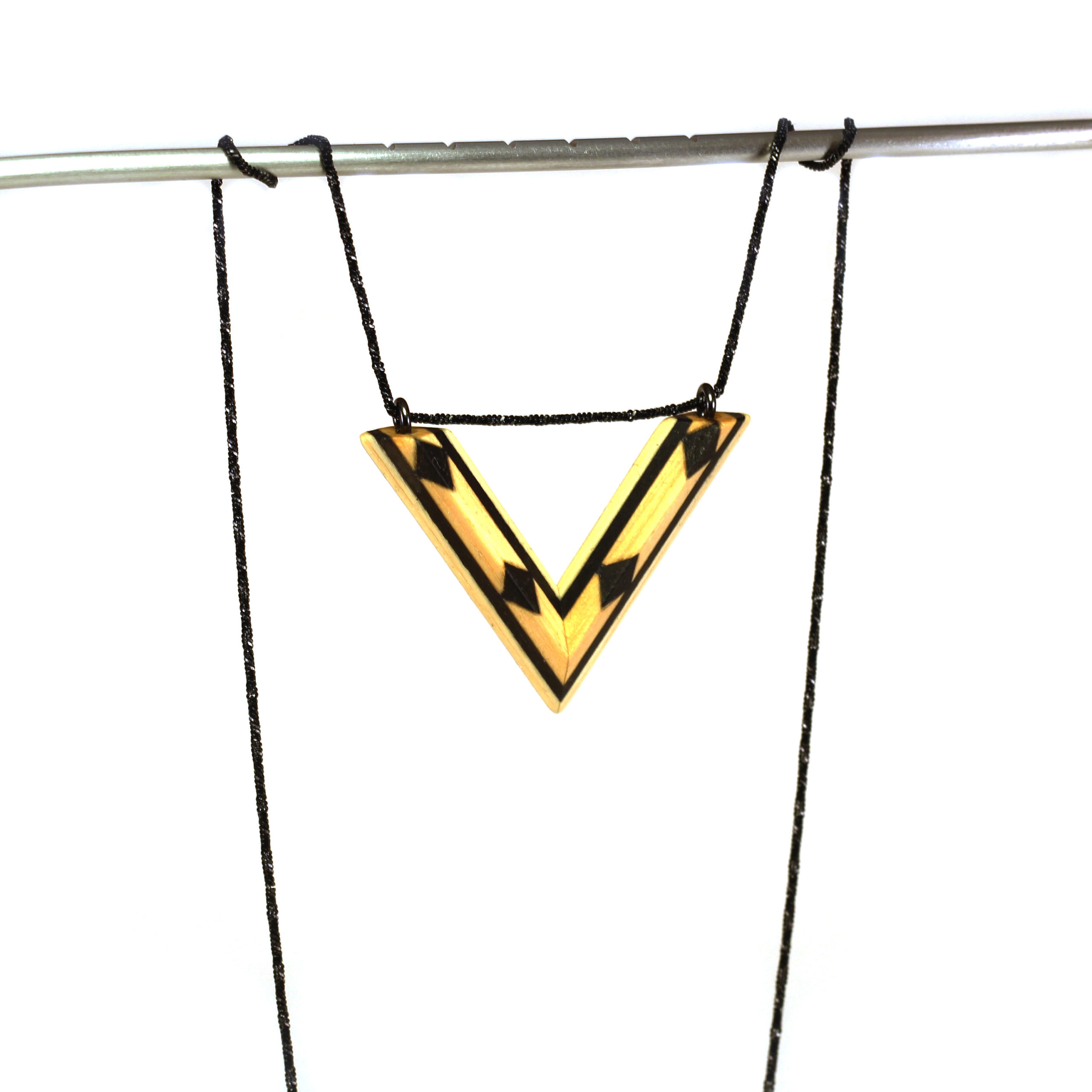 arka_creations_bijoux_en_bois_collier_v_marqueterie_noir_noirblanclosange_2 Collier Pendentif Noir & Blanc