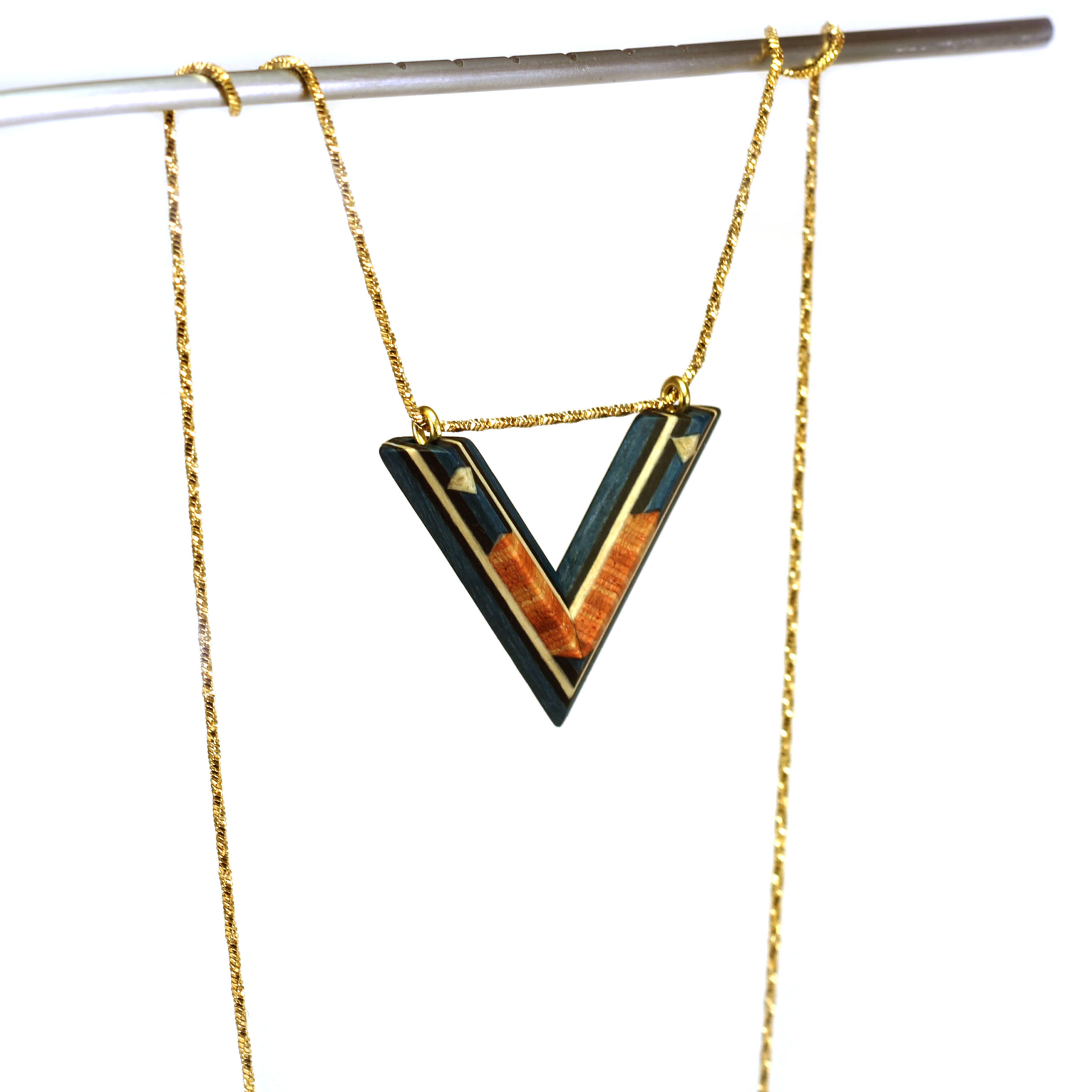 arka_creations_bijoux_en_bois_collier_v_marqueterie_or_bleu_v1_2 Collier Pendentif Bleu