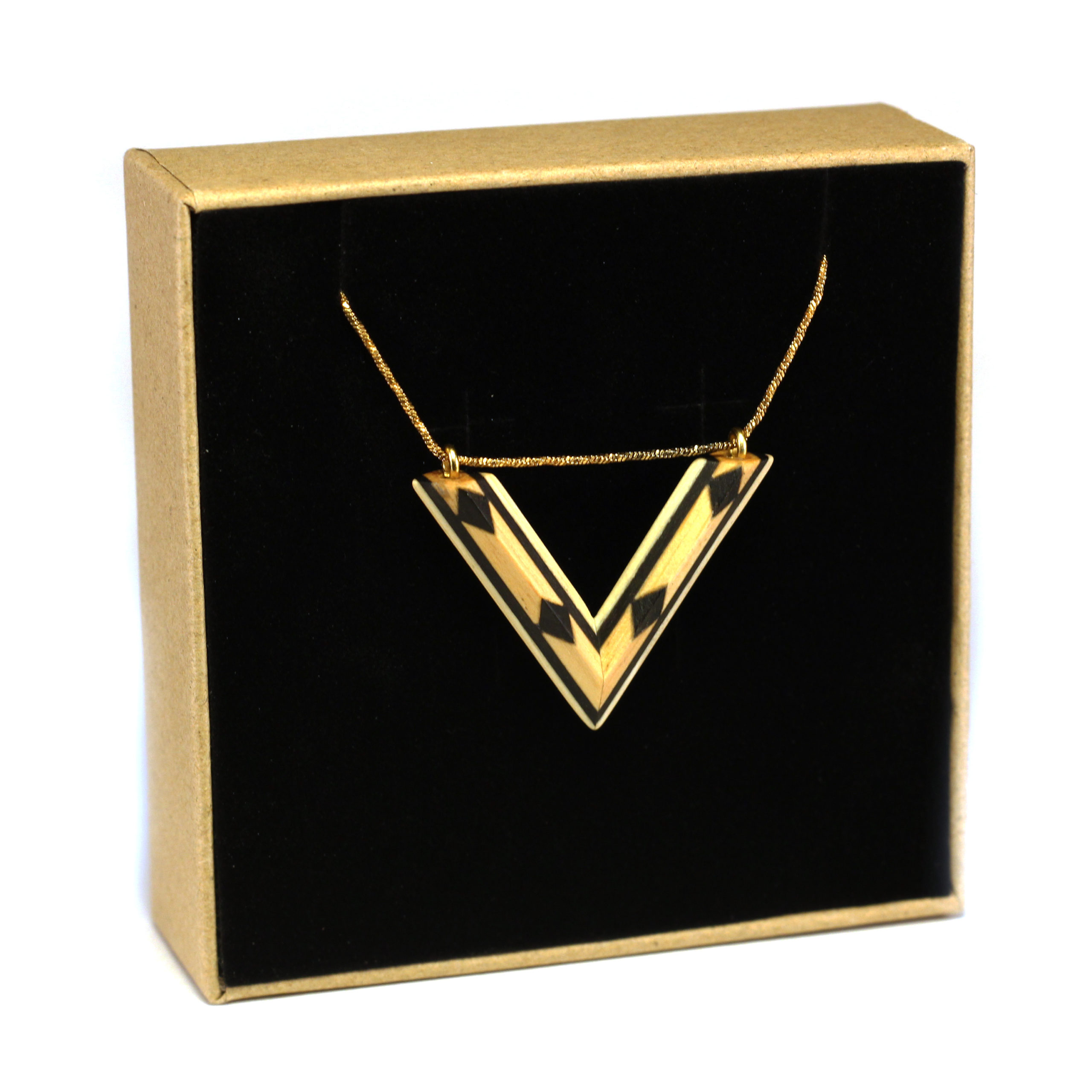 arka_creations_bijoux_en_bois_collier_v_marqueterie_or_noirblanclosange_3 Collier Pendentif Noir & Blanc