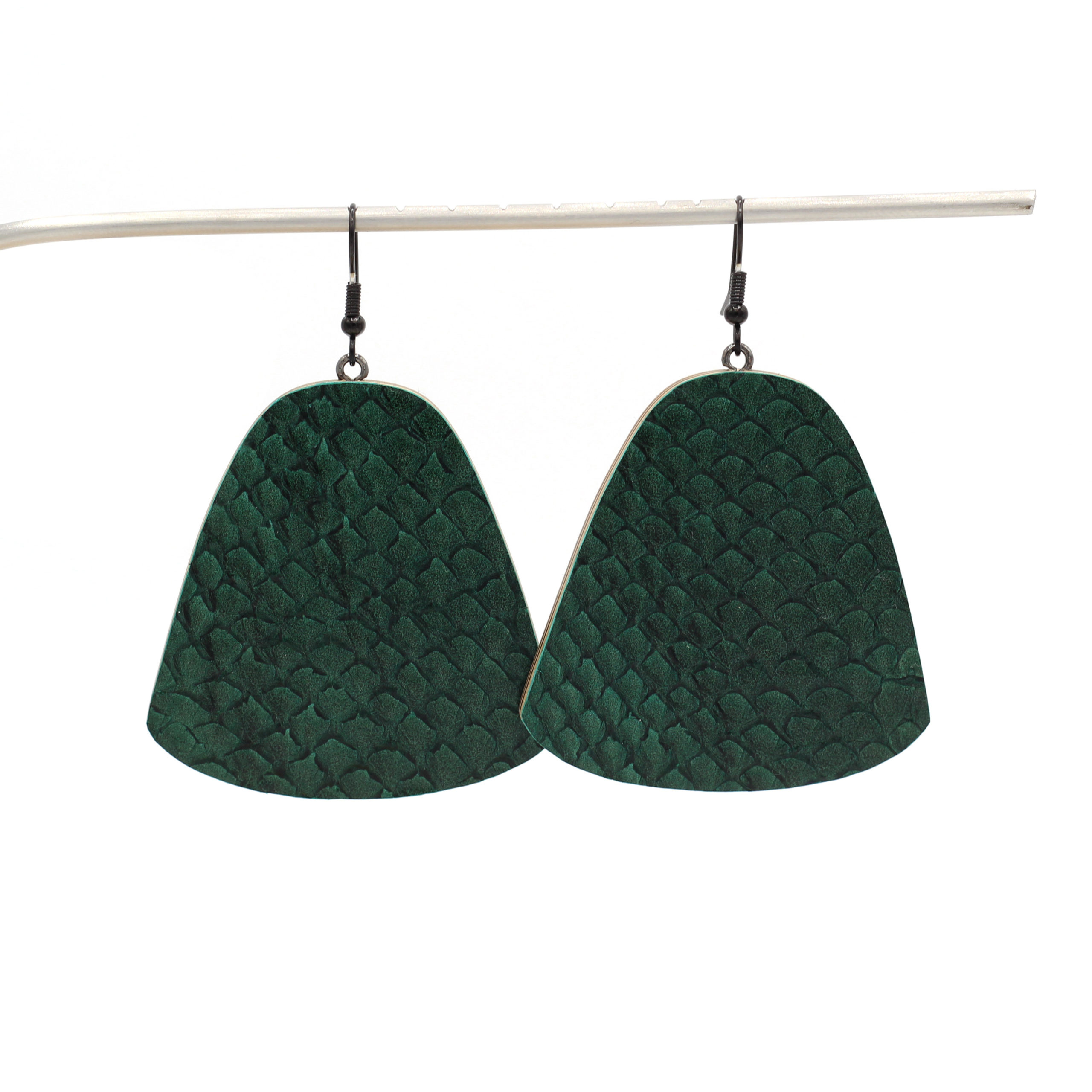 arka_creations_bijoux_en_bois_boucles_doreilles_np2_cuirmarin_vert_1 Boucles d'Oreilles en Cuir Marin Vert