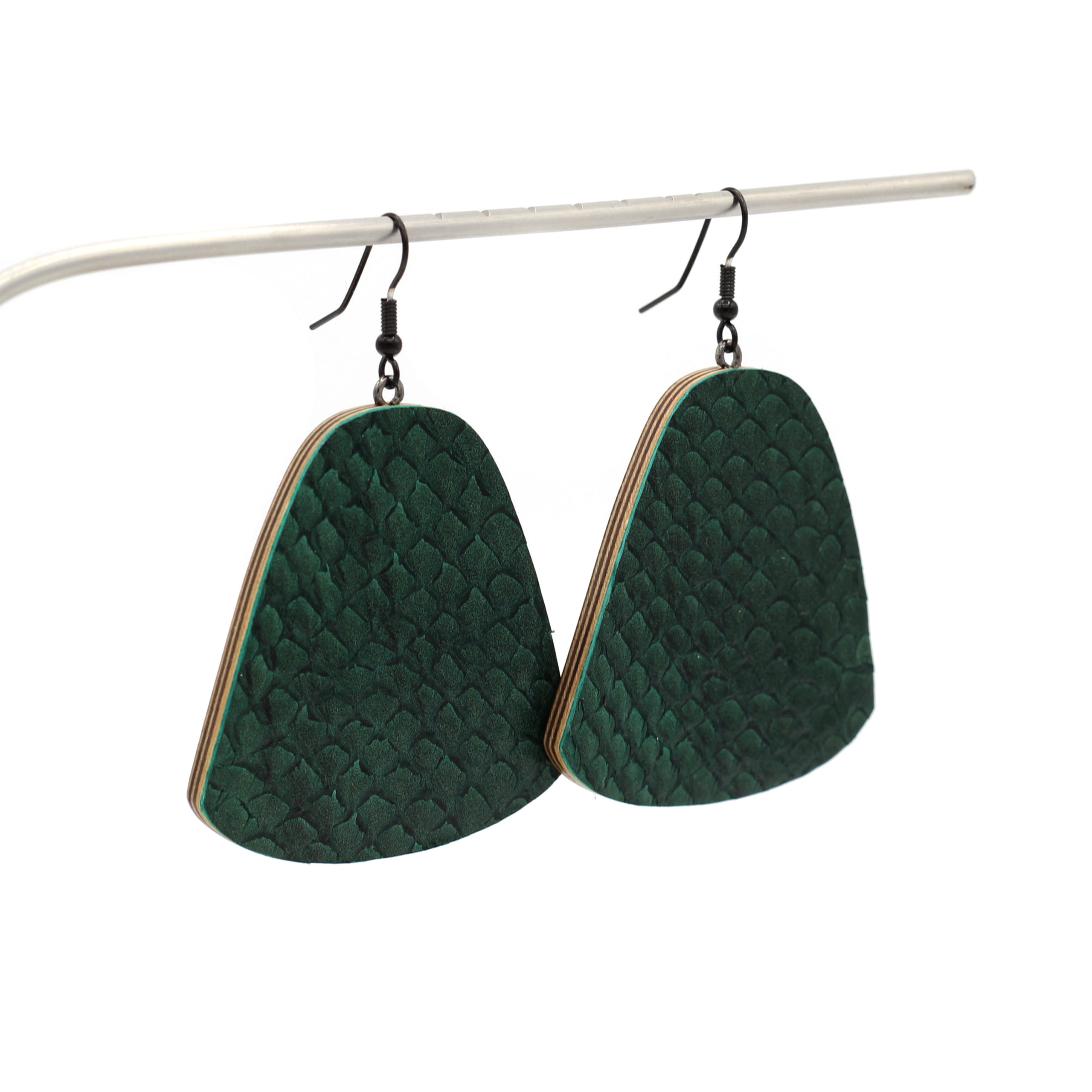 arka_creations_bijoux_en_bois_boucles_doreilles_np2_cuirmarin_vert_2 Boucles d'Oreilles en Cuir Marin Vert