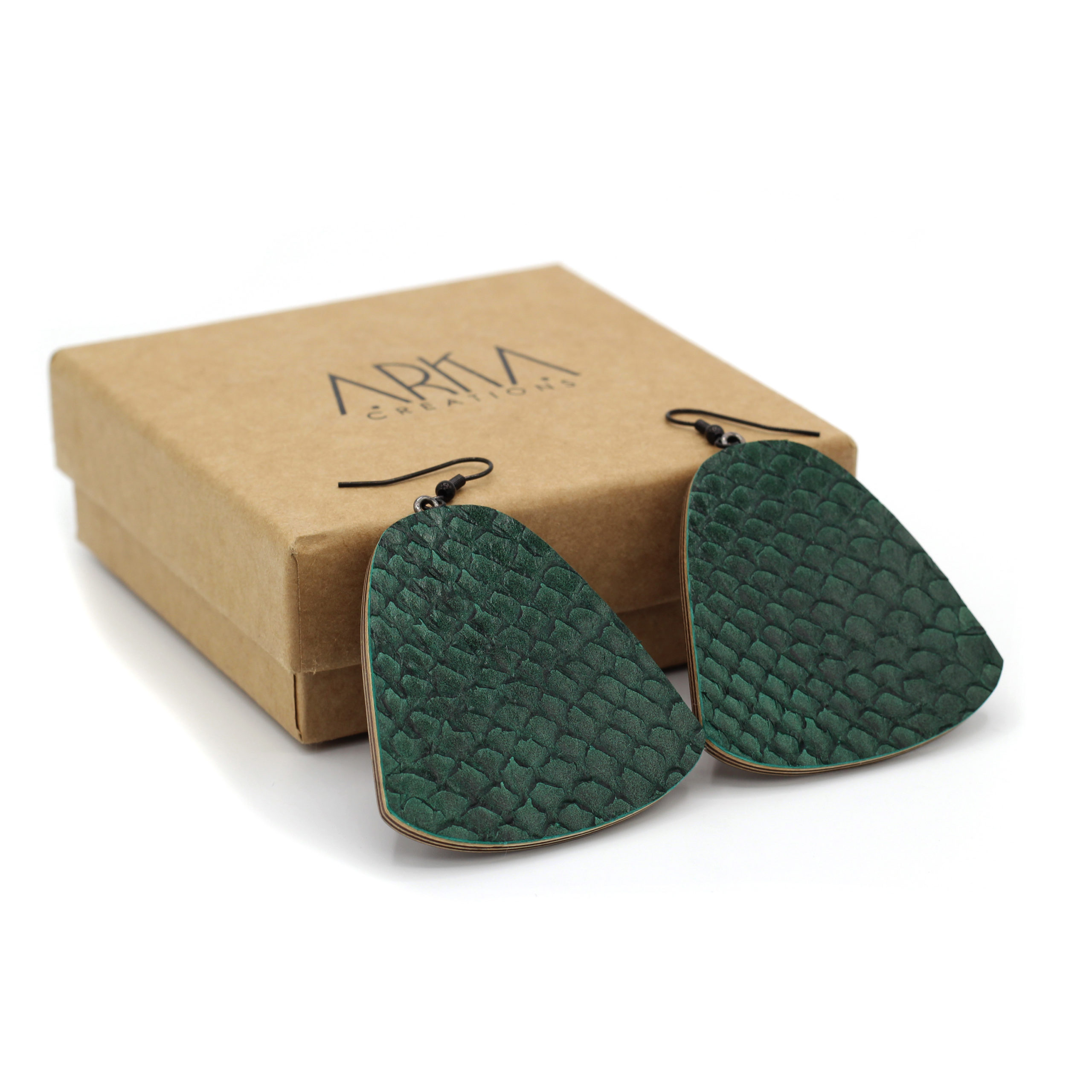 arka_creations_bijoux_en_bois_boucles_doreilles_np2_cuirmarin_vert_4 Boucles d'Oreilles en Cuir Marin Vert