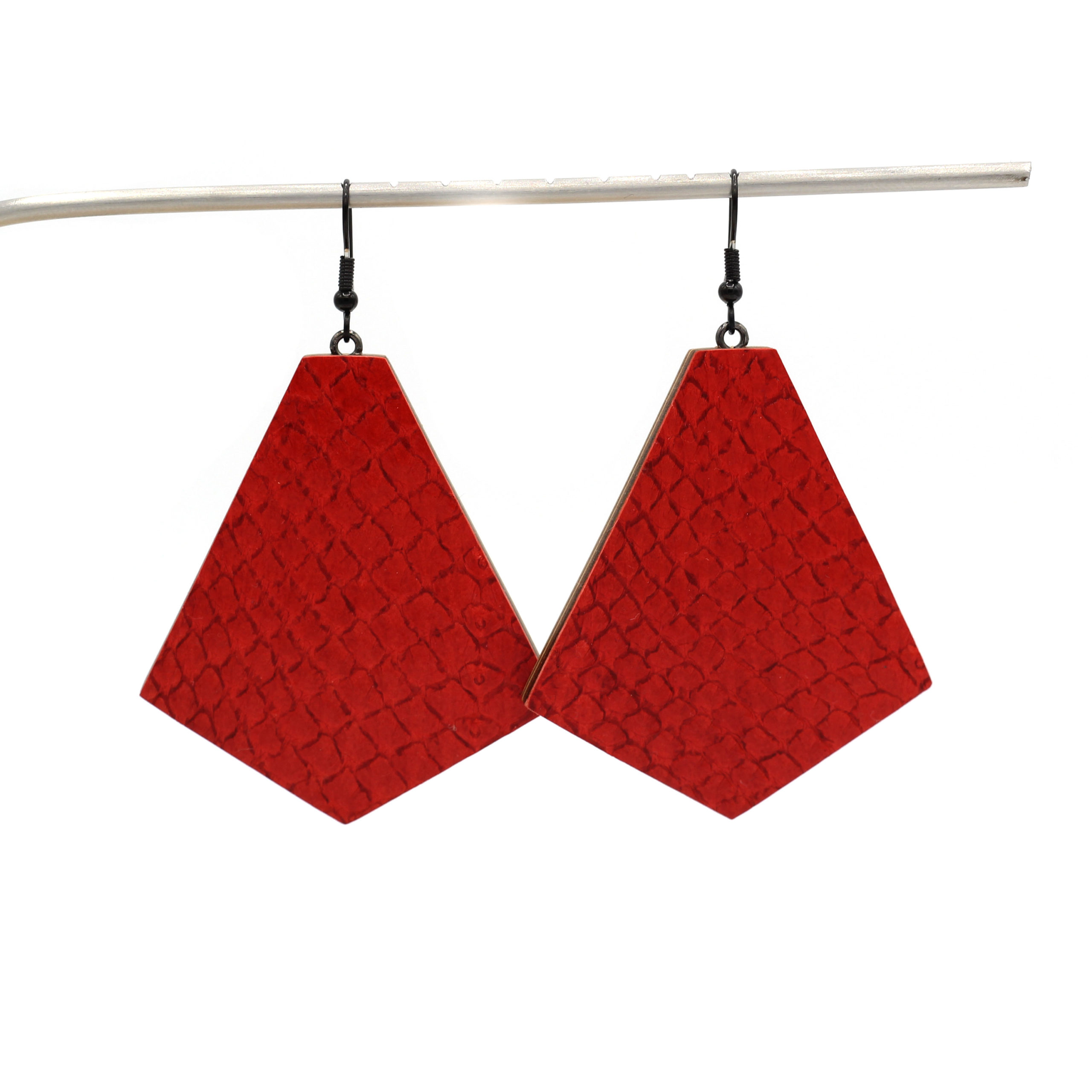arka_creations_bijoux_en_bois_boucles_doreilles_np4_cuirmarin_rouge_1 Boucles d'Oreilles en Cuir Marin Rouge