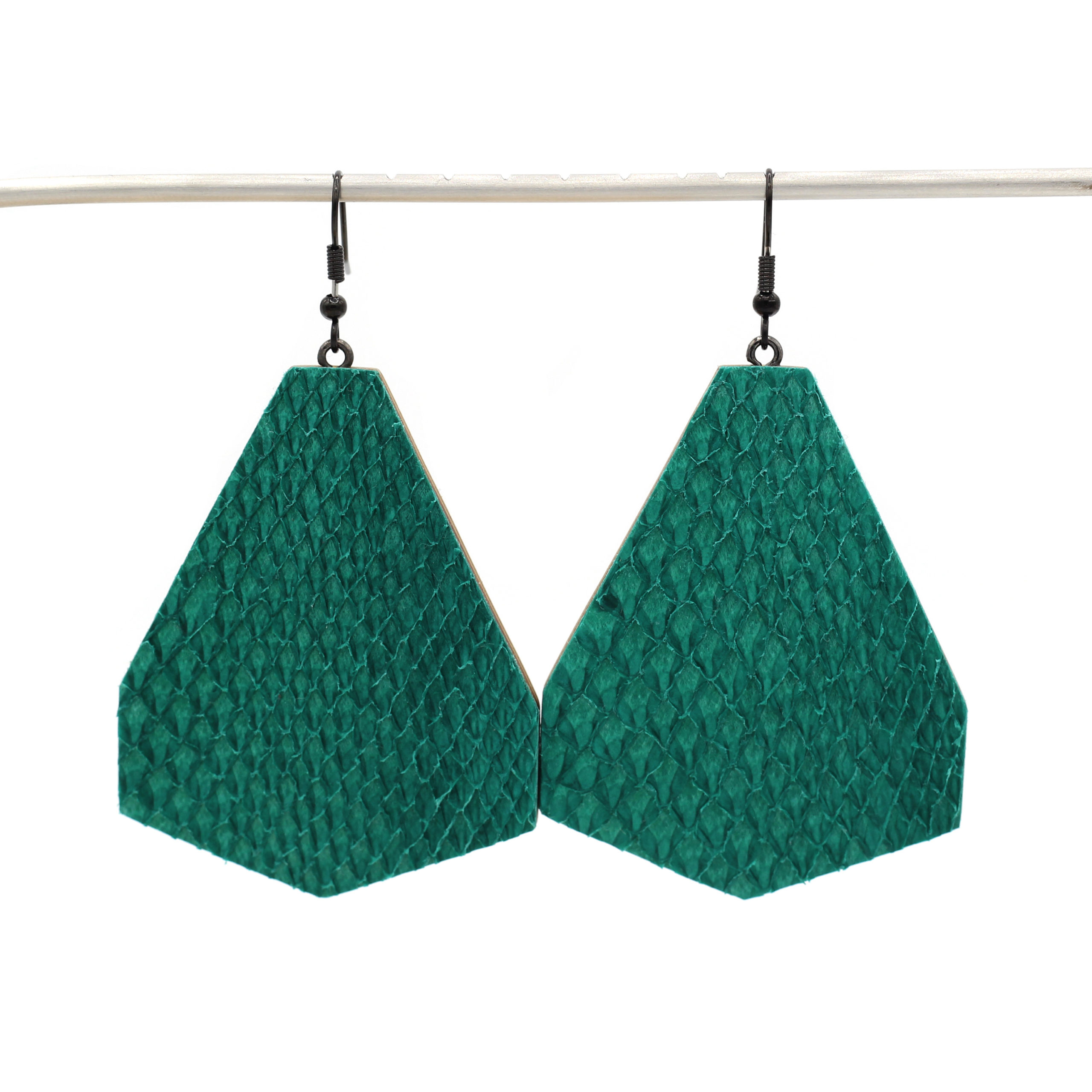 arka_creations_bijoux_en_bois_boucles_doreilles_np5_cuirmarin_bleu_1 Boucles d'Oreilles en Cuir Marin